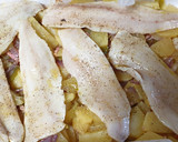 Foto del paso 3 de la receta: Abadejo marinado con gulas picantes y patatas con bacon