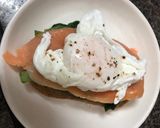 Hình bước làm 4 của món Salmon Benedict🍴