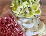 Une image de l'étape 3 de Tarte salée fondue de poireaux, lardons fumés, oignons et raclette.