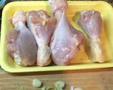 Foto del paso 2 de la receta: Muslitos de pollo con hongos secos