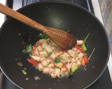 Foto langkah ke 4 dari resep Tumis Cumi Asin dan Otak-Otak (serba iris).