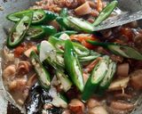 Foto langkah ke 6 dari resep Oseng Cumi Asin Pedas.