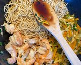 Une image de l'étape 5 de Pad Thaï aux légumes et aux crevettes.