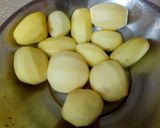 A picture of step 1 of Aloo Katli.