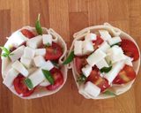 Foto del paso 3 de la receta: Canastita caprese con jamón 