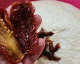 Foto del paso 4 de la receta: Focaccia caprese 🍅🌿 con cubierta de queso crocante 🧀 - súper fácil y sin amasar!!!!