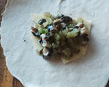 Foto del paso 2 de la receta: Empanadas de penca con caracol y queso