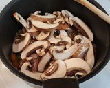Foto del paso 4 de la receta: Morcillo de ternera guisado con champiñones y patatas