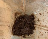 Foto langkah ke 3 dari resep Raw Vegan Alpukat Chocolate Mousse Tart (tanpa oven).