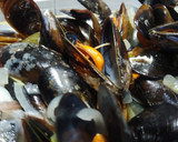 Foto del paso 3 de la receta: Mejillones al vapor/Músculs bullits amb ceba