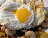 Foto del paso 9 de la receta: Patatas a lo pobre con huevos y gambas