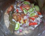Foto langkah ke 2 dari resep Bening Asem Selada Air Cakalang Asap.