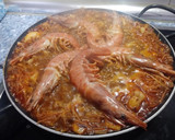 Foto del paso 7 de la receta: Fideuá de sepia y gambones (con salmorreta)