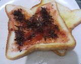 Foto langkah ke 4 dari resep Roti Bakar Selai Strawberry & Meises Cokelat.