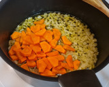 Foto del paso 2 de la receta: Salchichas guisadas con patatas y zanahorias