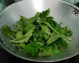 Foto langkah ke 2 dari resep Tumis Pucuk Daun Labu.