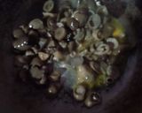 Foto langkah ke 5 dari resep Ebi Furai with Mushroom Sauce.
