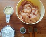 Foto del paso 1 de la receta: Dedos de pollo horneados con dips rosa y verde light