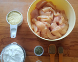 Foto del paso 1 de la receta: Dedos de pollo horneados con dips rosa y verde light