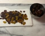 Foto del passaggio 2 della ricetta Pane con noci, uvetta e fichi