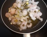 Foto del paso 1 de la receta: Ensalada de garbanzos con gambas al ajillo