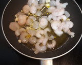 Foto del paso 1 de la receta: Ensalada de garbanzos con gambas al ajillo