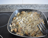 Foto del paso 2 de la receta: Merluza al ajillo con gulas y setas