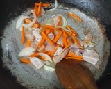Foto langkah ke 2 dari resep Ayam Tumis Daun Bawang.