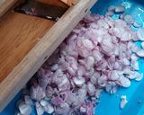 Foto langkah ke 2 dari resep 421. Bawang Goreng Garing (Tanpa Tepung).