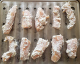 Foto del paso 2 de la receta: Dedos de pollo horneados con dips rosa y verde light
