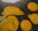 Foto langkah ke 2 dari resep Bolu gulung rainbow mini.