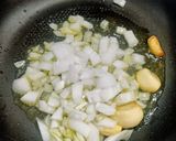 Foto del paso 1 de la receta: Filetes de merluza con pimientos de piquillo y ajos confitados