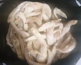 Foto del paso 3 de la receta: Pechuga de pollo en juliana con cebolla caramelizada