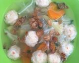 Foto langkah ke 5 dari resep Sop Bakso Udang.