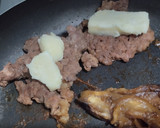 Foto del paso 6 de la receta: Sándwich🥐de berenjena🍆bbq, carne🧅, queso🧀y cebollas grillé🥯🥩🧀