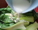 Gambar langkah 3 resipi Pak Choy & Cendawan Tumis Sos Tiram.