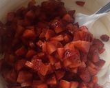Foto del paso 2 de la receta: Postre de frutillas,crema,mascarpone y merengue🤩