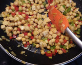Foto del paso 3 de la receta: Salteado de garbanzos con pollo