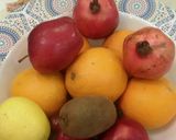 صورة لخطوة 1 من وصفة سلطة فواكة بالعصير🍸 🍏🍊🍎🍇
