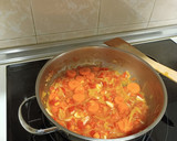 Foto del paso 2 de la receta: Calamarcitos con tomate