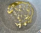 Foto del passaggio 5 della ricetta Linguine al pesto di pistacchi