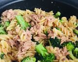Foto del paso 2 de la receta: Fusilli Caramelizado con Atún Brocolí