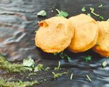 A picture of step 4 of Potato filled onion flitter.