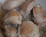 Foto langkah ke 2 dari resep Ayam Kecap Bunga Bawang.