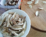 Foto del paso 1 de la receta: Pasta con setas, langostinos y surimi