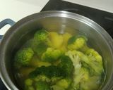 Foto del paso 2 de la receta: Revuelto de brócoli con patatas y trompeta amarilla y raya rebozada