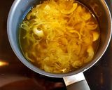 Foto del paso 2 de la receta Merluza con champiñones y salsa de cebolla con trufa