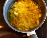 Foto del paso 2 de la receta: Merluza con champiñones y salsa de cebolla con trufa