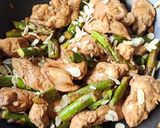 Une image de l'étape 3 de Wok poulet, asperges vertes et amandes grillées.