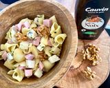 Une image de l'étape 6 de Salade de pâtes au bleu de chèvre, noix, pomme et cervelas.